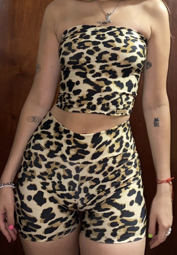 cc8f1253-58b8-4fd5-8f93-08af30d4bb79 CONJUNTO STRAPLESS CON SHORT